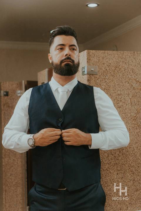 fotografia de casamento na igreja noivo se preparando para o casamento making of noivo casamento na igreja cobertura fotográfica de casamento casamento cristão fotografia de casamento em brasília foto making of fotógrafo de casamento brasília'