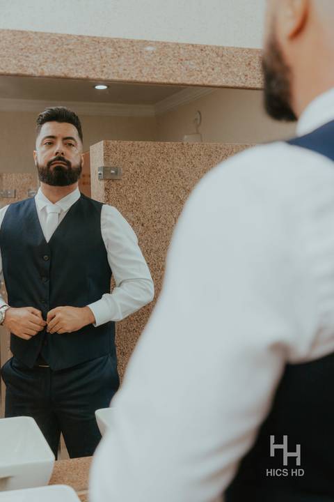 fotografia de casamento na igreja noivo se preparando para o casamento making of noivo casamento na igreja cobertura fotográfica de casamento casamento cristão fotografia de casamento em brasília foto making of fotógrafo de casamento brasília'