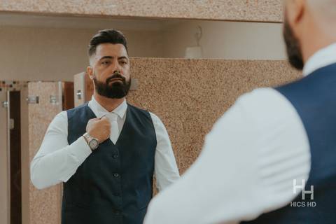 fotografia de casamento na igreja noivo se preparando para o casamento making of noivo casamento na igreja cobertura fotográfica de casamento casamento cristão fotografia de casamento em brasília foto making of fotógrafo de casamento brasília'