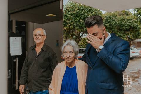 fotografia de casamento na igreja noivo entrando na igreja making of noivo casamento na igreja cobertura fotográfica de casamento casamento cristão fotografia de casamento em brasília foto noivo entrando com os pais fotógrafo de casamento brasília'