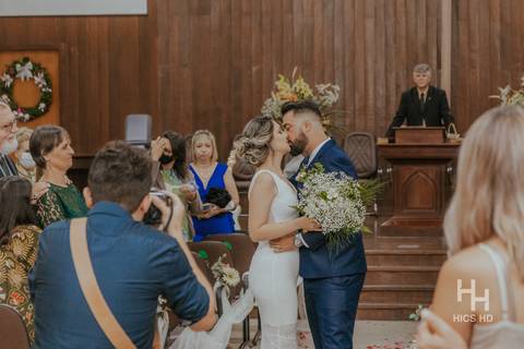 fotografia de casamento na igreja casal na cerimônia de casamento na igreja em brasília cobertura fotográfica de casamento cristão fotografia de casamento em brasília foto do casal no púlpito foto da foto do casal se beijando na igreja após a cerimônia'