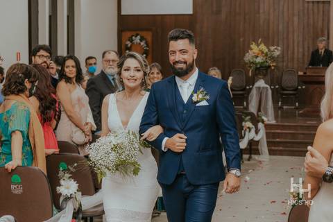 fotografia de casamento na igreja casal na cerimônia de casamento na igreja em brasília cobertura fotográfica de casamento cristão fotografia de casamento em brasília foto do casal saindo da igreja após o beijo e fim da cerimônia foto do casal saindo'