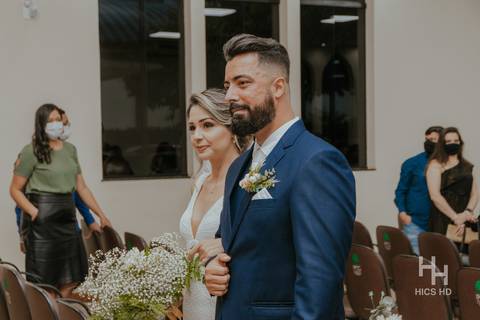 fotografia de casamento na igreja casal na cerimônia de casamento na igreja em brasília cobertura fotográfica de casamento cristão fotografia de casamento em brasília foto do casal saindo da igreja após o beijo e fim da cerimônia close do casal saindo'