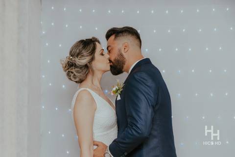 fotografia de casamento na igreja casal na cerimônia de casamento na igreja em brasília cobertura fotográfica de casamento cristão fotografia de casamento em brasília foto do casal se beijando na igreja após a cerimônia de casamento antes da recepção'