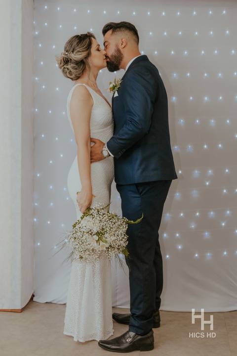 fotografia de casamento na igreja casal na cerimônia de casamento na igreja em brasília cobertura fotográfica de casamento cristão fotografia de casamento em brasília foto do casal se beijando na igreja após a cerimônia de casamento antes da recepção'