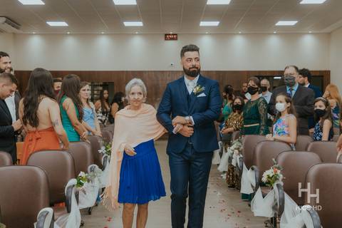 fotografia de casamento na igreja noivo na cerimônia de casamento na igreja em brasília cobertura fotográfica de casamento casamento cristão fotografia de casamento em brasília foto noivo entrando com a mãe na igreja fotógrafo de casamento brasília'