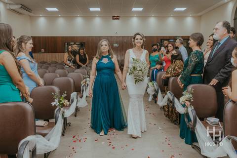 fotografia de casamento na igreja noiva na cerimônia de casamento na igreja em brasília cobertura fotográfica de casamento casamento cristão fotografia de casamento em brasília foto noiva entrando com a mãe na igreja fotógrafo de casamento brasília'