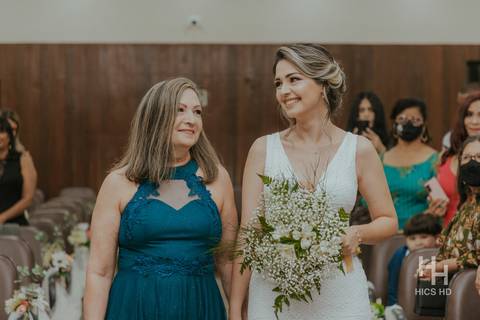 fotografia de casamento na igreja noiva na cerimônia de casamento na igreja em brasília cobertura fotográfica de casamento casamento cristão fotografia de casamento em brasília foto noiva entrando com a mãe na igreja fotógrafo de casamento brasília'