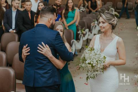 fotografia de casamento na igreja noiva na cerimônia de casamento na igreja em brasília cobertura fotográfica de casamento casamento cristão fotografia de casamento em brasília foto noiva entrando com a mãe na igreja fotógrafo de casamento brasília'