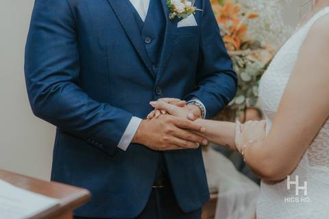 fotografia de casamento na igreja casal na cerimônia de casamento na igreja em brasília cobertura fotográfica de casamento casamento cristão fotografia de casamento em brasília foto do casal no púlpito segurando as mãos fotógrafo de casamento brasília'