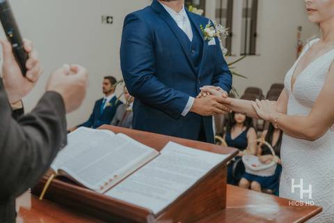 fotografia de casamento na igreja casal na cerimônia de casamento na igreja em brasília cobertura fotográfica de casamento casamento cristão fotografia de casamento em brasília foto do casal no púlpito segurando as mãos fotógrafo de casamento brasília'