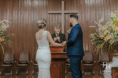 fotografia de casamento na igreja casal na cerimônia de casamento na igreja em brasília cobertura fotográfica de casamento casamento cristão fotografia de casamento em brasília foto do casal no púlpito da igreja fotógrafo de casamento brasília'