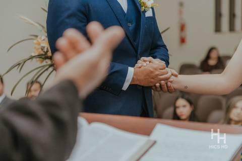 fotografia de casamento na igreja casal na cerimônia de casamento na igreja em brasília cobertura fotográfica de casamento casamento cristão fotografia de casamento em brasília foto do casal no púlpito segurando as mãos fotógrafo de casamento brasília'