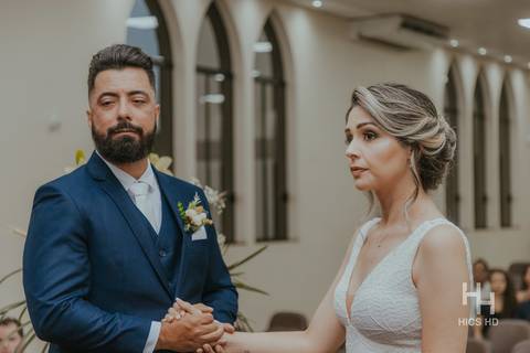 fotografia de casamento na igreja casal na cerimônia de casamento na igreja em brasília cobertura fotográfica de casamento casamento cristão fotografia de casamento em brasília foto do casal no púlpito segurando as mãos fotógrafo de casamento brasília'