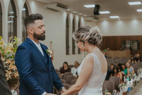 fotografia de casamento na igreja casal na cerimônia de casamento na igreja em brasília cobertura fotográfica de casamento casamento cristão fotografia de casamento em brasília foto do casal no púlpito segurando as mãos foto do casal orando no casamento'