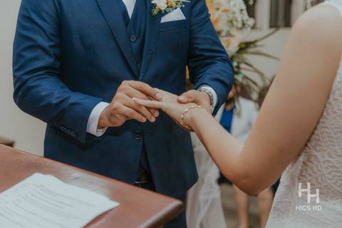 fotografia de casamento na igreja casal na cerimônia de casamento na igreja em brasília cobertura fotográfica de casamento cristão fotografia de casamento em brasília foto do casal no púlpito colocando a aliança foto das mãos colocando a aliança'