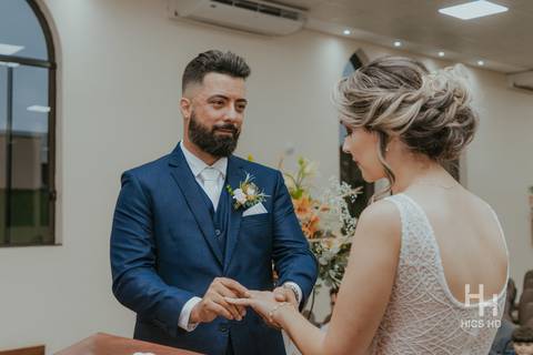 fotografia de casamento na igreja casal na cerimônia de casamento na igreja em brasília cobertura fotográfica de casamento cristão fotografia de casamento em brasília foto do casal no púlpito colocando a aliança foto do noivo colocando a aliança'