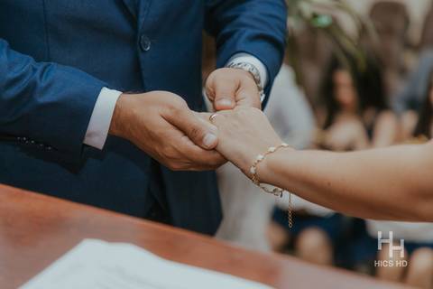 fotografia de casamento na igreja casal na cerimônia de casamento na igreja em brasília cobertura fotográfica de casamento cristão fotografia de casamento em brasília foto do casal no púlpito colocando a aliança close das mãos colocando a aliança'