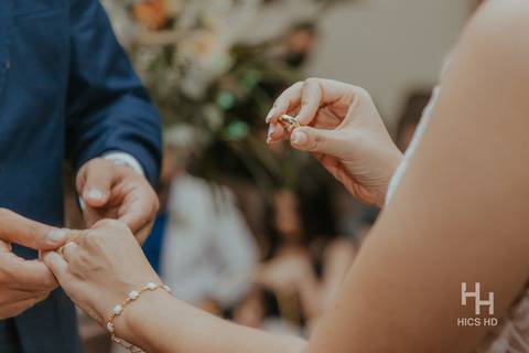 fotografia de casamento na igreja casal na cerimônia de casamento na igreja em brasília cobertura fotográfica de casamento cristão fotografia de casamento em brasília foto do casal no púlpito colocando a aliança close das mãos colocando a aliança'