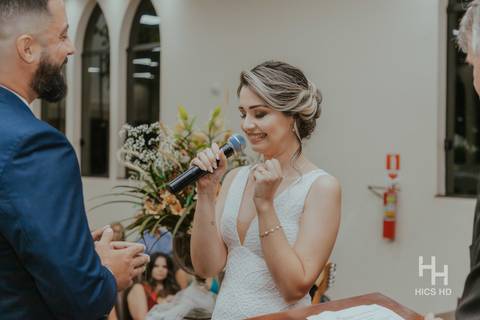 fotografia de casamento na igreja casal na cerimônia de casamento na igreja em brasília cobertura fotográfica de casamento cristão fotografia de casamento em brasília foto do discurso da noiva no púlpito foto da noiva sorrindo no discurso'