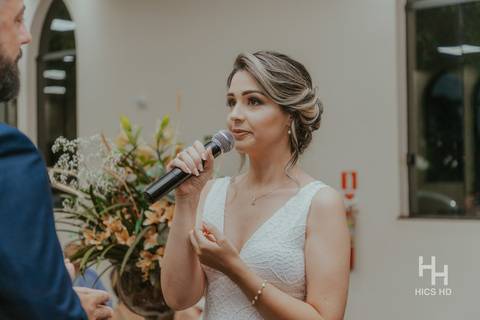 fotografia de casamento na igreja casal na cerimônia de casamento na igreja em brasília cobertura fotográfica de casamento cristão fotografia de casamento em brasília foto do discurso da noiva no púlpito close da noiva emocionada'