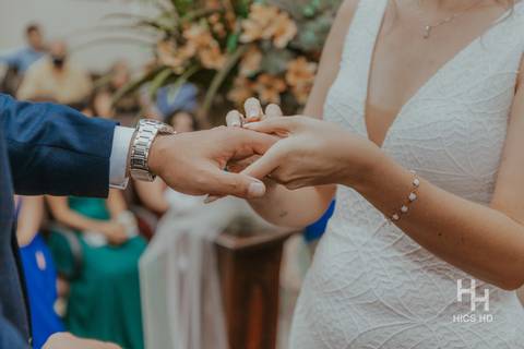 fotografia de casamento na igreja casal na cerimônia de casamento na igreja em brasília cobertura fotográfica de casamento cristão fotografia de casamento em brasília foto do casal no púlpito colocando a aliança close da noiva colocando a aliança'