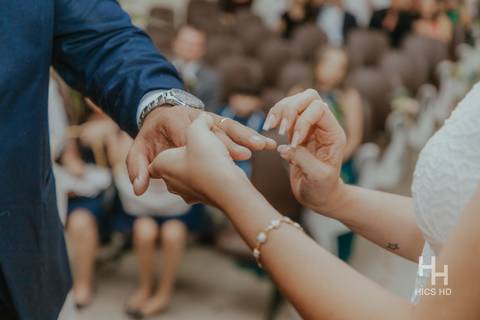 fotografia de casamento na igreja casal na cerimônia de casamento na igreja em brasília cobertura fotográfica de casamento cristão fotografia de casamento em brasília foto do casal no púlpito colocando a aliança close da noiva colocando a aliança'