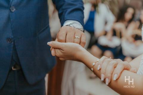 fotografia de casamento na igreja casal na cerimônia de casamento na igreja em brasília cobertura fotográfica de casamento cristão fotografia de casamento em brasília foto do casal no púlpito colocando a aliança close da aliança do noivo'