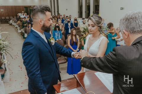 fotografia de casamento na igreja casal na cerimônia de casamento na igreja em brasília cobertura fotográfica de casamento casamento cristão fotografia de casamento em brasília foto do casal no púlpito segurando as mãos foto do casal orando no casamento'