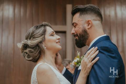fotografia de casamento na igreja casal na cerimônia de casamento na igreja em brasília cobertura fotográfica de casamento cristão fotografia de casamento em brasília foto do casal no púlpito close do casal se olhando antes do beijo'