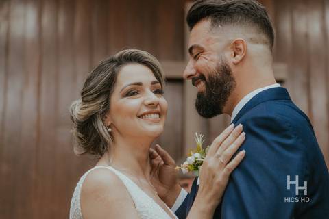 fotografia de casamento na igreja casal na cerimônia de casamento na igreja em brasília cobertura fotográfica de casamento cristão fotografia de casamento em brasília foto do casal no púlpito close do casal sorrindo depois do beijo'