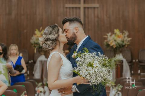 fotografia de casamento na igreja casal na cerimônia de casamento na igreja em brasília cobertura fotográfica de casamento cristão fotografia de casamento em brasília foto do casal no púlpito close do casal se beijando na igreja após a cerimônia'