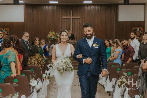 fotografia de casamento na igreja casal na cerimônia de casamento na igreja em brasília cobertura fotográfica de casamento cristão fotografia de casamento em brasília foto do casal saindo da igreja após o beijo e fim da cerimônia foto do casal saindo'