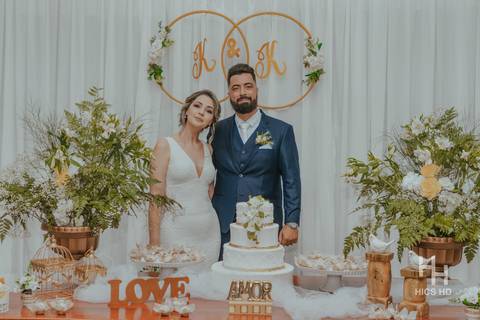 fotografia de casamento na igreja casal na cerimônia de casamento na igreja em brasília cobertura fotográfica de casamento cristão fotografia de casamento em brasília foto do casal na mesa da recepção após a cerimônia de casamento'