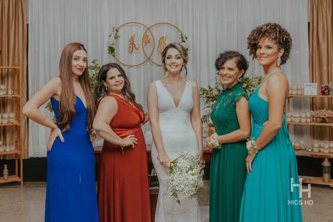 fotografia de casamento na igreja madrinhas na cerimônia de casamento na igreja em brasília cobertura fotográfica de casamento cristão fotografia de casamento em brasília foto das madrinhas do casamento com a noiva na recepção após cerimônia de casamento'