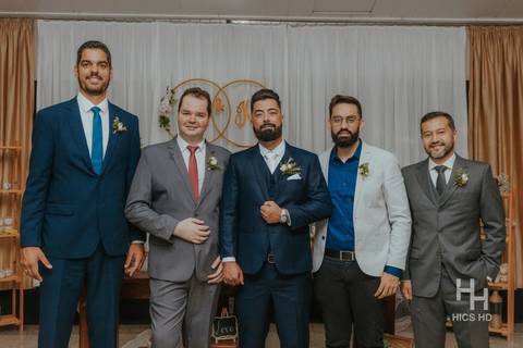 fotografia de casamento na igreja padrinhos na cerimônia de casamento na igreja em brasília cobertura fotográfica de casamento cristão fotografia de casamento em brasília foto dos padrinhos do casamento com o noivo na recepção após cerimônia de casamento'