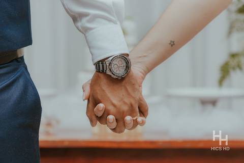 fotografia de casamento na igreja casal na recepção de casamento na igreja em brasília cobertura fotográfica de casamento cristão fotografia de casamento em brasília foto do casal na recepção de mãos dadas foto close das mãos com aliança'