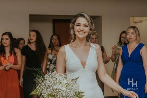 fotografia de casamento na igreja foto da noiva na recepção de casamento na igreja em Brasília cobertura fotográfica de casamento cristão fotografia de casamento em Brasília foto da noiva antes de jogar o buquê'