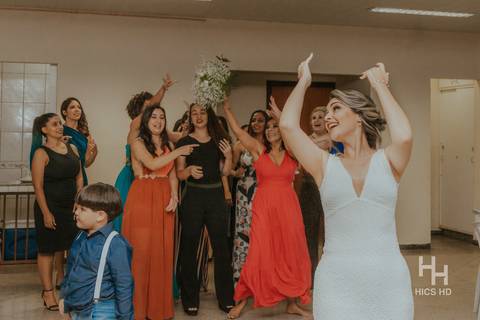 fotografia de casamento na igreja foto da noiva na recepção de casamento na igreja em Brasília cobertura fotográfica de casamento cristão fotografia de casamento em Brasília foto da noiva jogando o buquê para as mulheres'