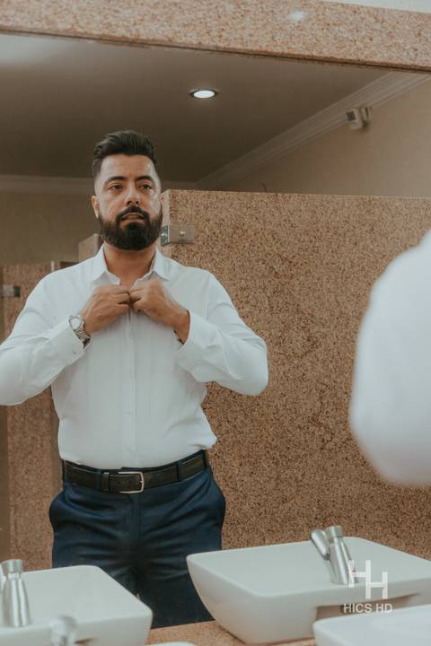 fotografia de casamento na igreja noivo se preparando para o casamento making of noivo casamento na igreja cobertura fotográfica de casamento casamento cristão fotografia de casamento em brasília foto making of fotógrafo de casamento brasília'