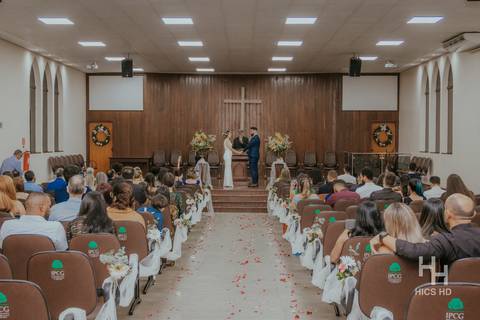 fotografia de casamento na igreja casal na cerimônia de casamento na igreja em brasília cobertura fotográfica de casamento casamento cristão fotografia de casamento em brasília foto do casal no púlpito da igreja fotógrafo de casamento brasília'