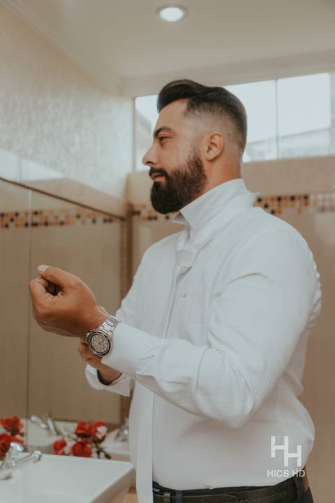 fotografia de casamento na igreja noivo se preparando para o casamento making of noivo casamento na igreja cobertura fotográfica de casamento casamento cristão fotografia de casamento em brasília foto making of fotógrafo de casamento brasília'