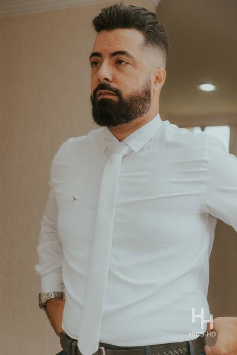 fotografia de casamento na igreja noivo se preparando para o casamento making of noivo casamento na igreja cobertura fotográfica de casamento casamento cristão fotografia de casamento em brasília foto making of fotógrafo de casamento brasília'