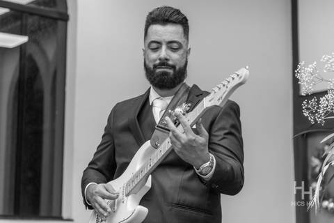 fotografia de casamento na igreja noivo na cerimônia de casamento na igreja em brasília cobertura fotográfica de casamento casamento cristão fotografia de casamento em brasília foto noivo tocando a marcha nupcial na igreja fotógrafo de casamento brasília'