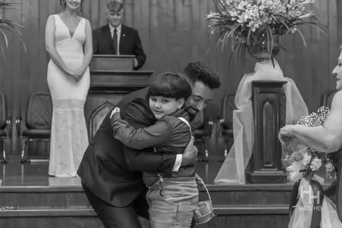 fotografia de casamento na igreja casal na cerimônia de casamento na igreja em brasília cobertura fotográfica de casamento casamento cristão fotografia de casamento em brasília foto da entrega das alianças para o noivo fotógrafo de casamento brasília'