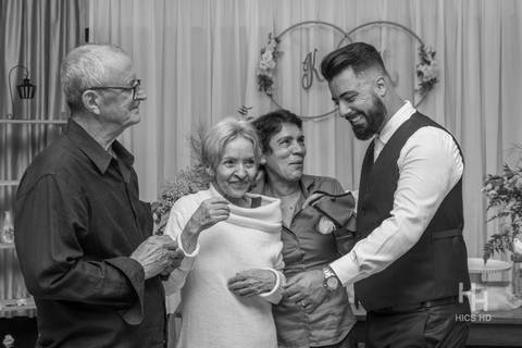 fotografia de casamento na igreja foto dos pais do noivo na recepção de casamento na igreja em Brasília cobertura fotográfica de casamento cristão fotografia de casamento em Brasília foto dos pais na recepção com o noivo a família e convidados'