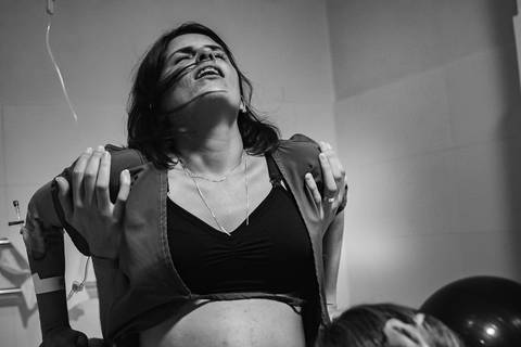 Foto que demonstra toda a entrega da mãe durante o trabalho de parto'