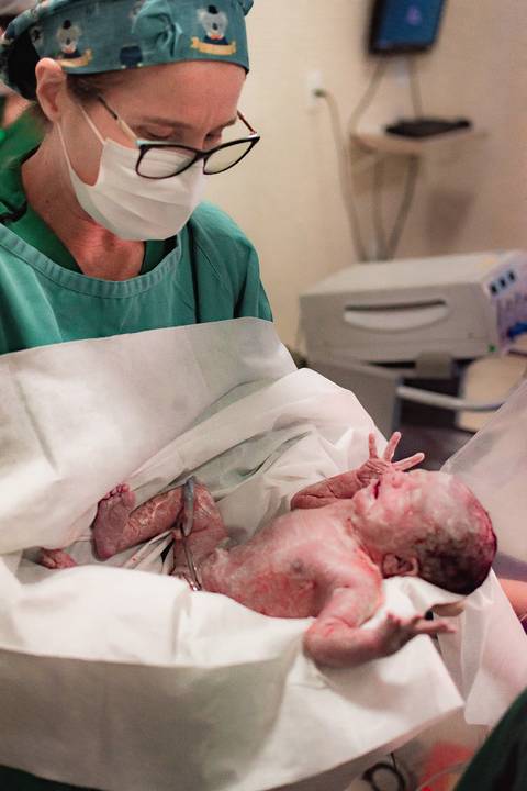 BEB~E RECEBENDO OS CUIDADOS PEDIÁTRICOS'