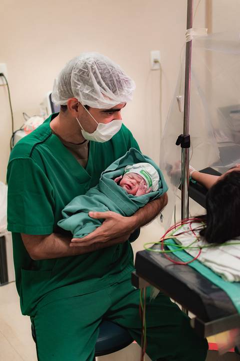 PRIMEIRA VEZ DO BEBÊ NO COLO DO PAI'