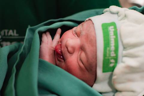 DETALHE DA LÍNGUA DO BEBÊ NOS PRIMEIROS REFLEXOS'